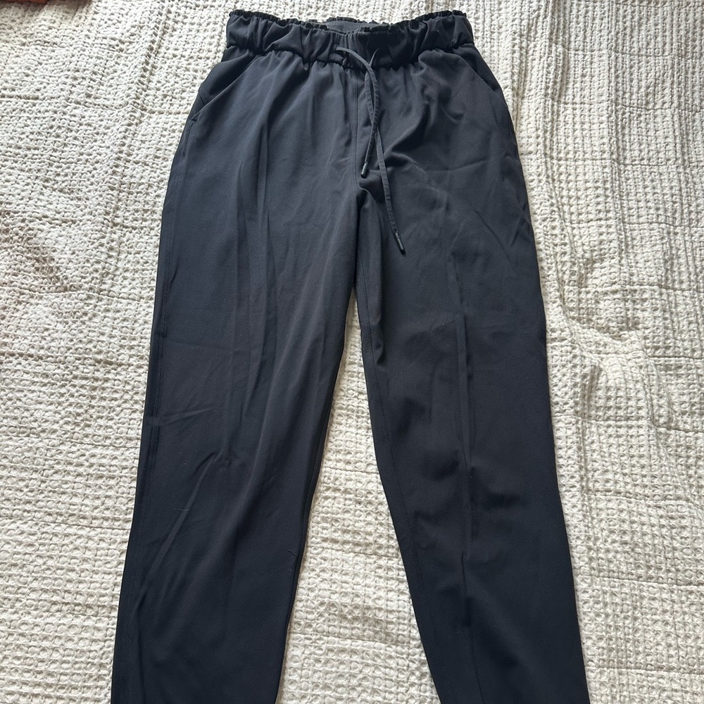 Lululemon women’s black joggers size 4